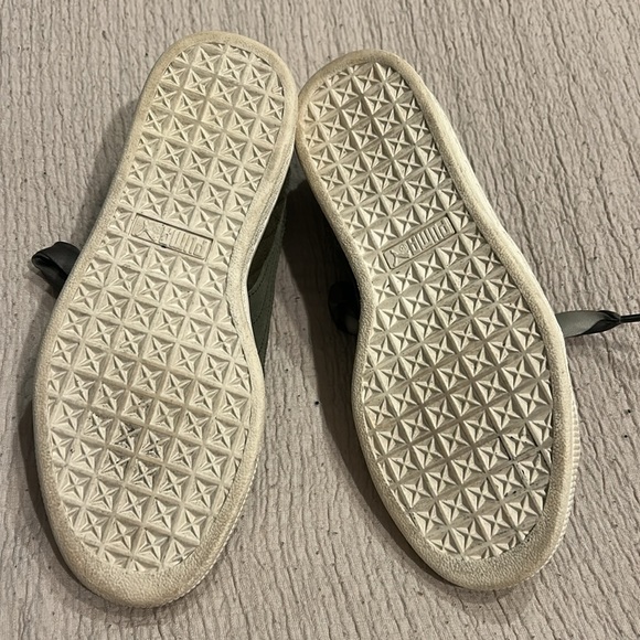 Women’s size 6 - Green Puma Sneakers with Ribbon Laces - Picture 3 of 4